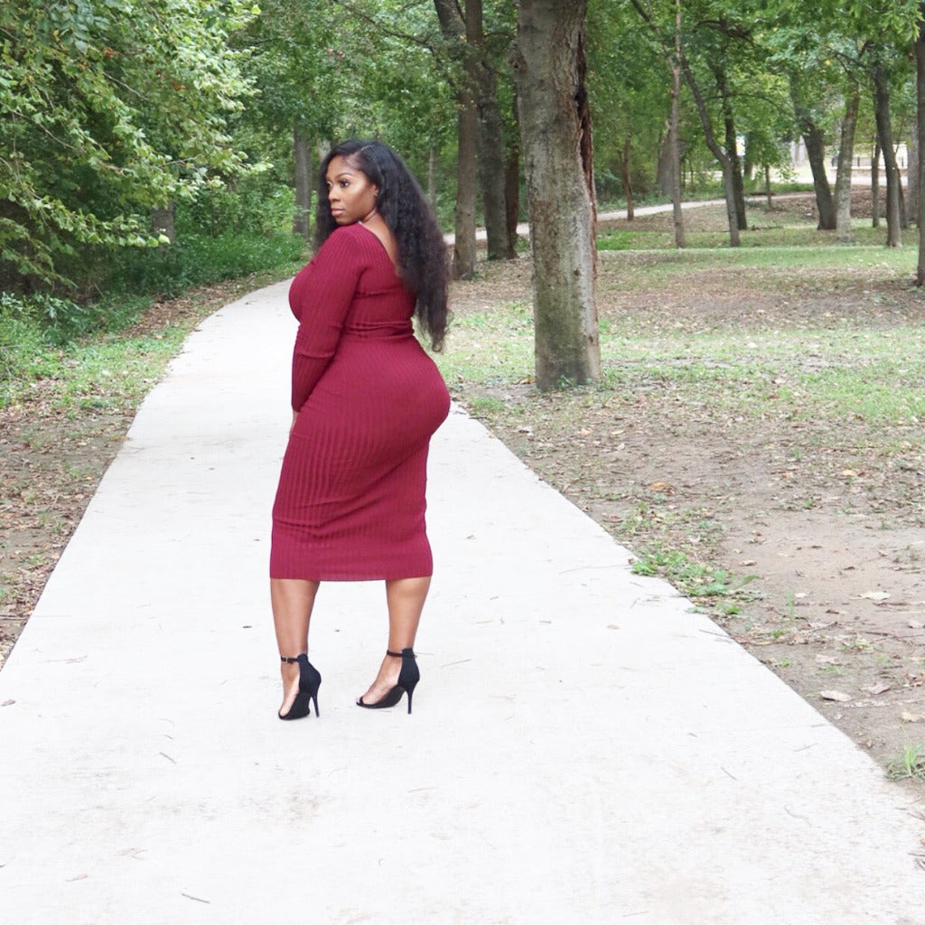 maxi sweater dress long sleeve in the color red curvy woman outfit at park